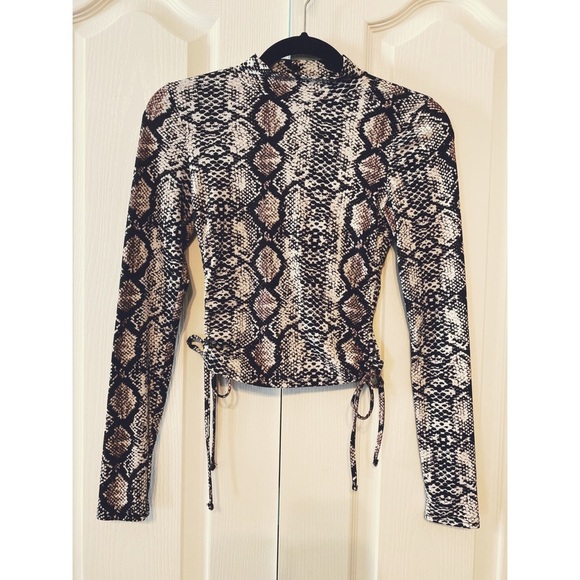 Forever 21 long sleeve mock neck snake print crop - Picture 1 of 12